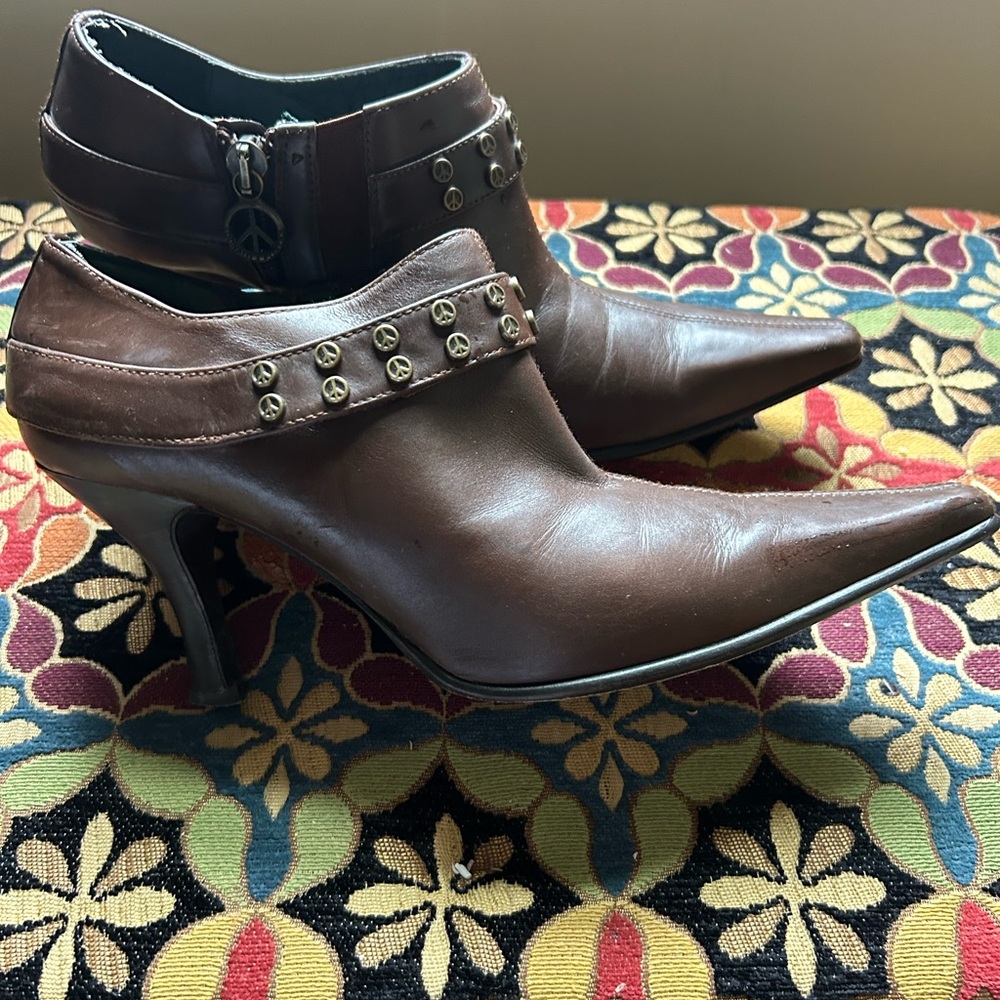 Donald Piner, peace, sign, boot shoes